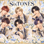 SixTONESの非公式集合イラスト。白・紺・金の衣装と花の背景。