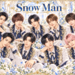Snow Manの非公式集合イラスト。白・紺・金の衣装と花の背景。